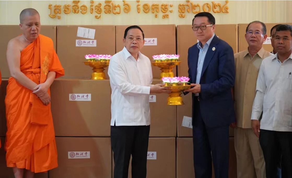 万盏莲灯寄哀思 照亮中柬法谊桥