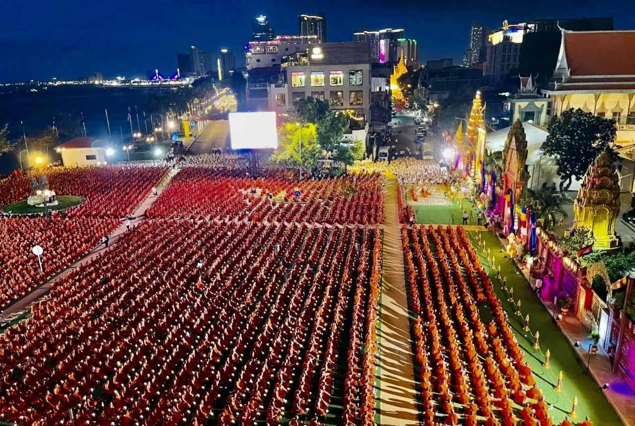 万盏莲灯寄哀思 照亮中柬法谊桥