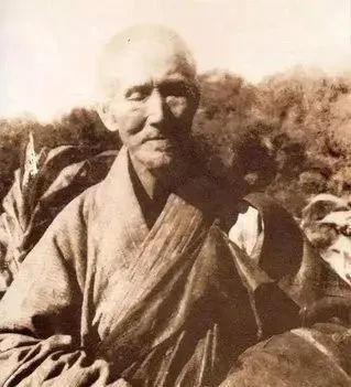 虚云老和尚：今之学佛者，应研习一切教理，而以行持为根本，宣扬佛法，使佛法灯灯相续