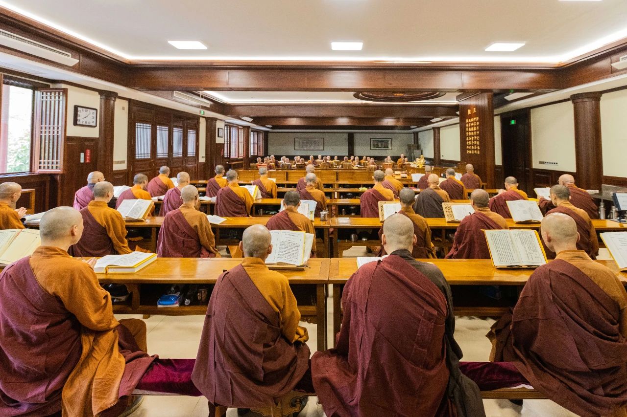 暑热匡庐起阳焰，清凉净苑开莲花