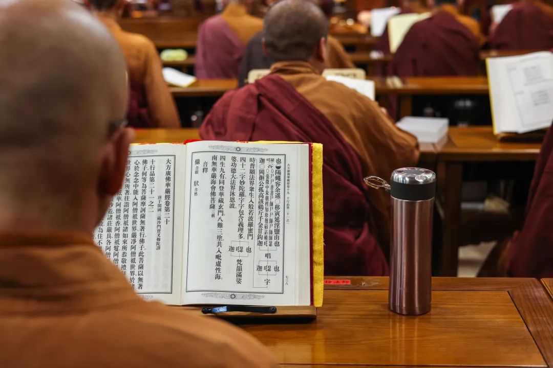 暑热匡庐起阳焰，清凉净苑开莲花