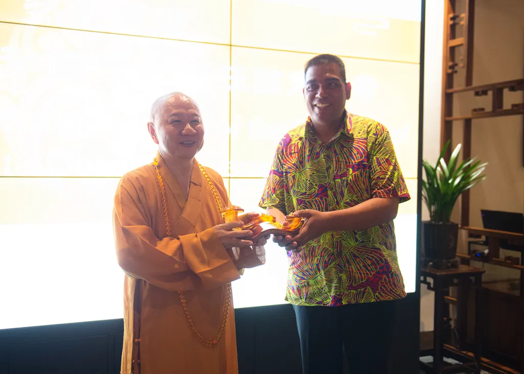 基里巴斯宗教代表团到访广州光孝寺