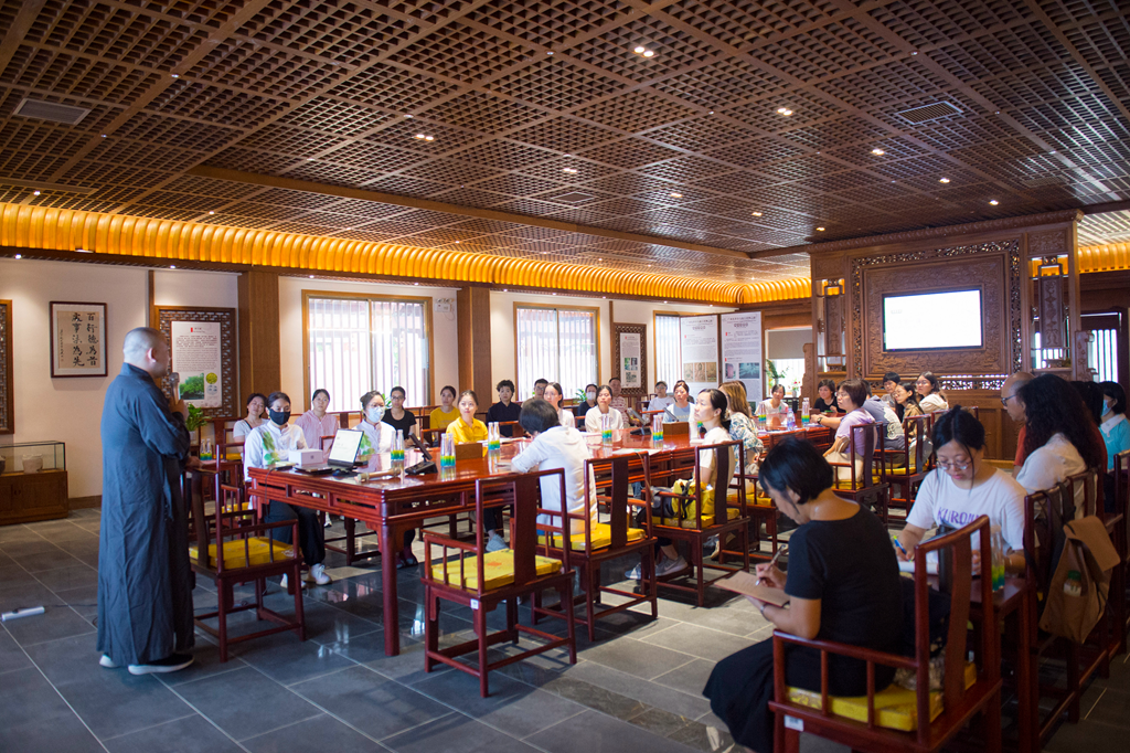 我寺举行七月新晋菩提义工、诃林书院外语志工培训活动