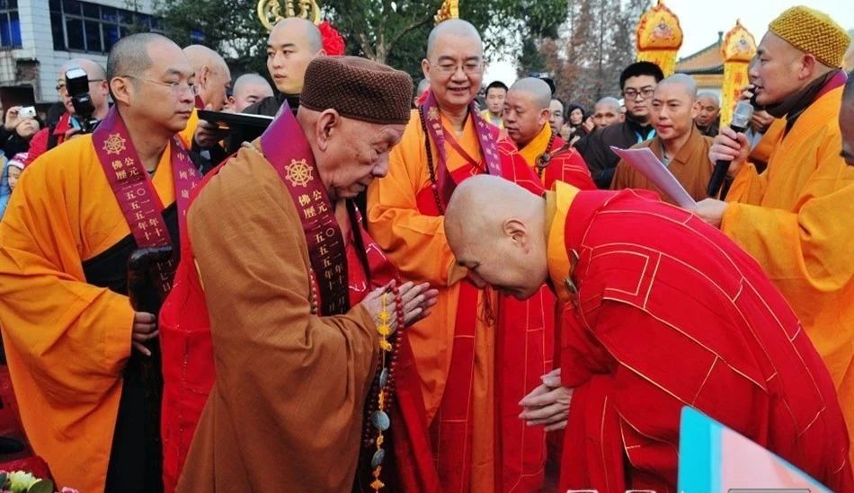 大安法师：晚上难入睡，或半夜醒了，睡在床上默念佛号，这合法吗？