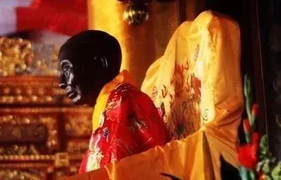 六祖惠能大师：于一切法，不取不舍，即是见性成佛道 ！