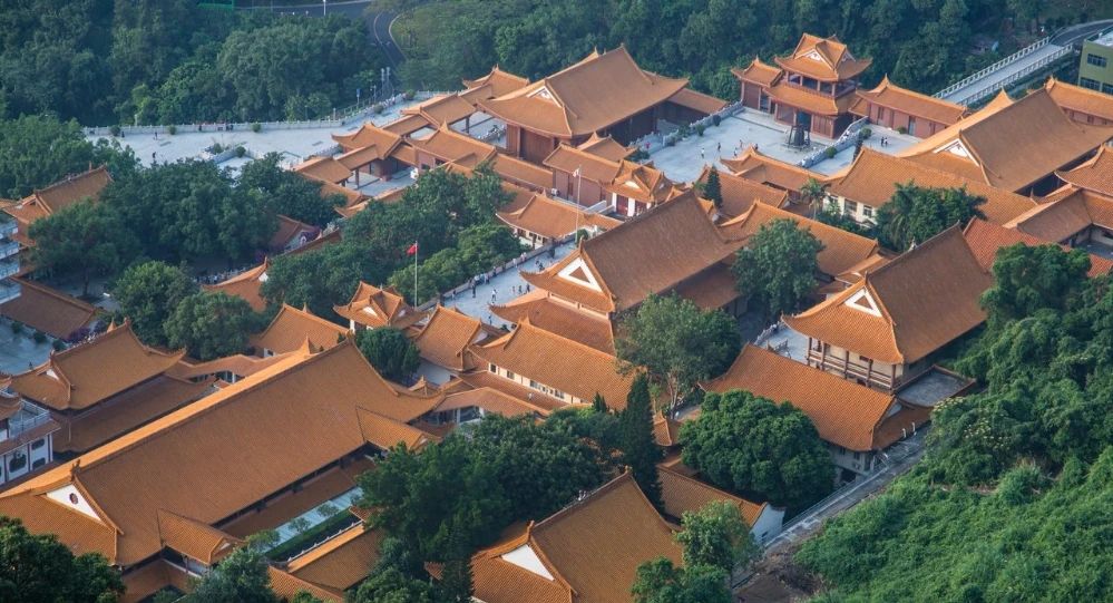 执念之苦与当下之安：一则寓言的启示