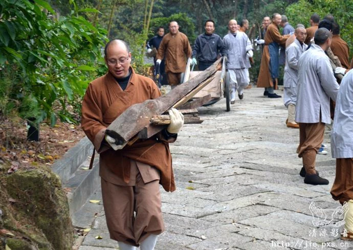 界诠法师劝告年轻出家众：住僧团是在保护你，住小庙精舍不知不觉就世俗化了
