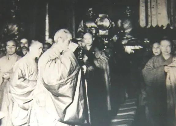 虚云老和尚：在坐香时，胸部不要太挺，气不要上提，也不要向下压……