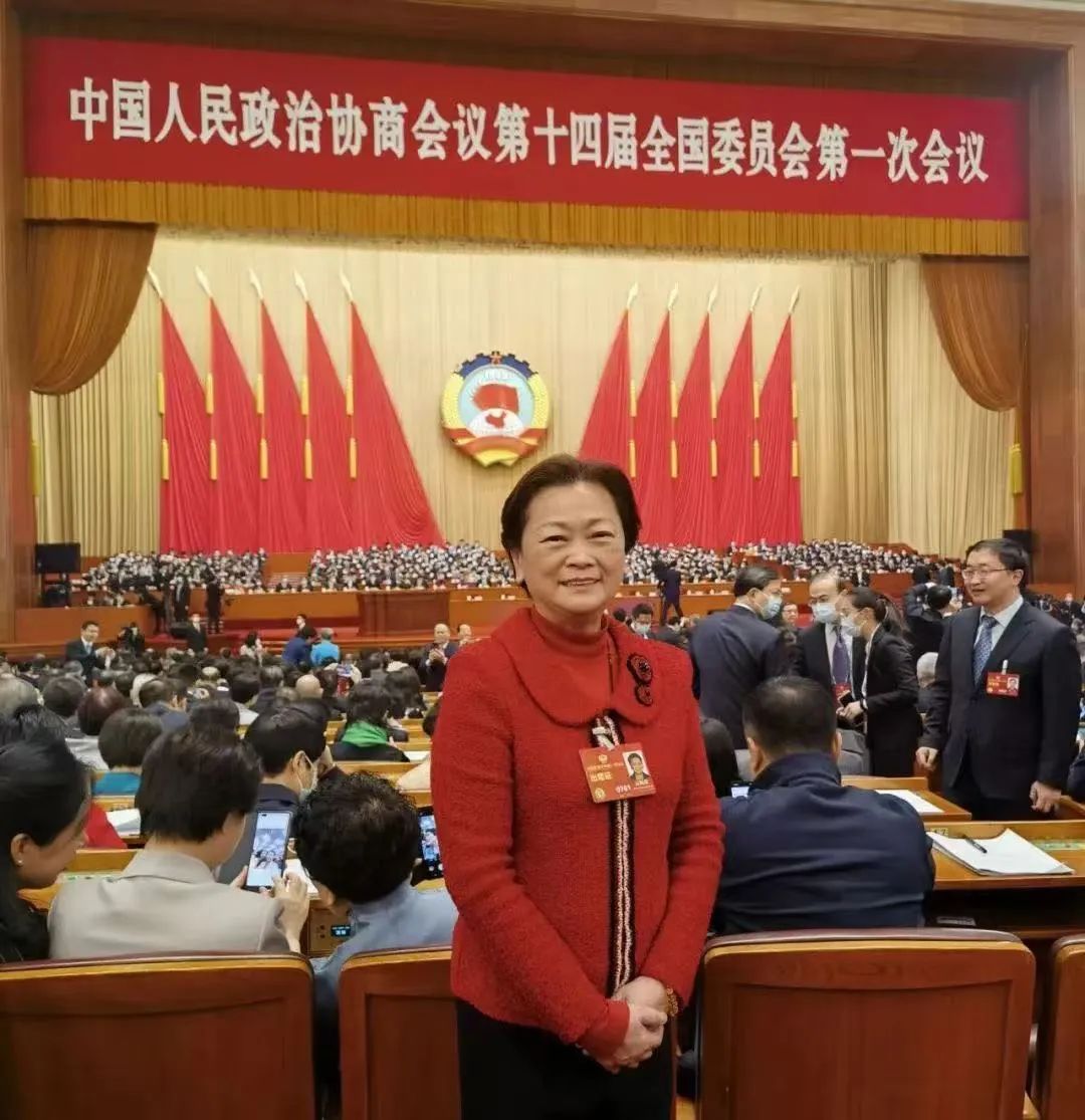 庆回归港府授勋 宽运法师、净因法师、杨钊、高佩璇获颁勋衔