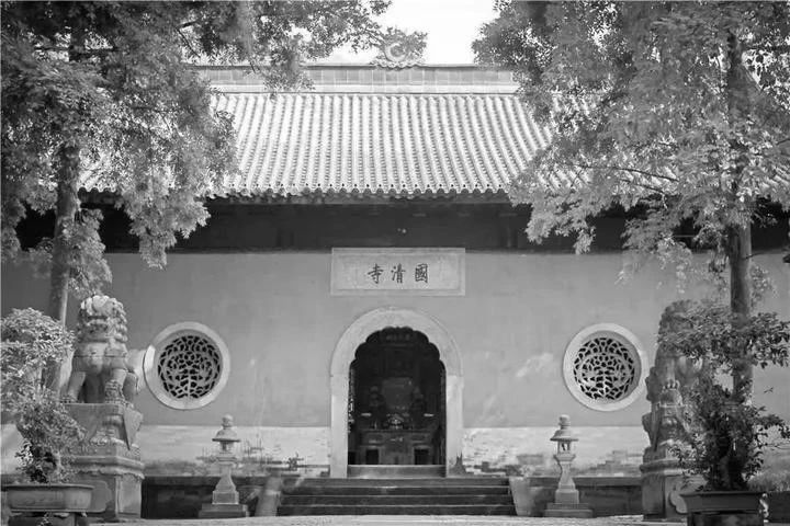 虚云老和尚：​虚老头束金刚圈，须发盈尺，以一身苦行头陀打扮来到天台山