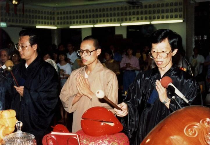 界诠法师：现在很多法师出来讲法，都会引导人们信世间法，这很颠倒的事情