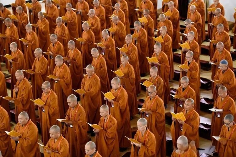 界诠法师：现在很多法师出来讲法，都会引导人们信世间法，这很颠倒的事情